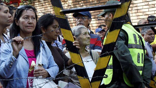 A Venezuelan soldier stands next to fences, as people wait to try to cross the Simon Bolivar international bridge into Colombia, in San Antonio del Tachira, Venezuela - Sputnik Mundo