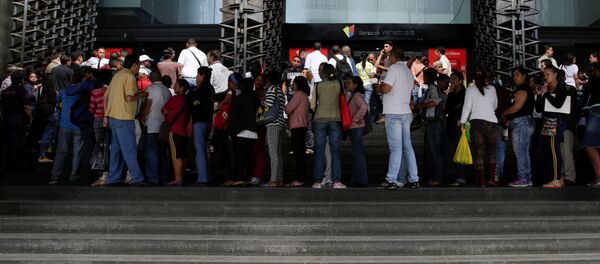 Venezolanos hacen largas colas para depositar billetes de 100 bolívares - Sputnik Mundo