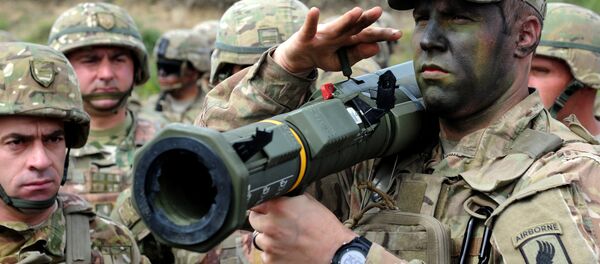 A US serviceman holds a rocket launcher during the joint military exercise Noble Partner 2016 at the Vaziani training area, outside of Tbilisi on May 14, 2016. - Sputnik Mundo