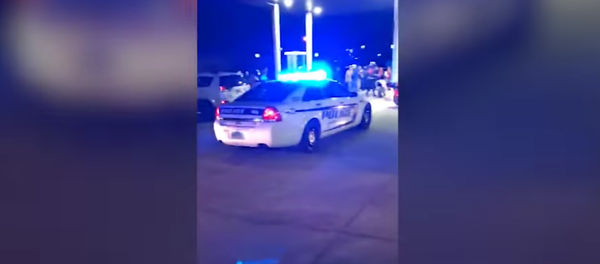 Un hombre le propone matrimonio a su novia de una manera inaudita - Sputnik Mundo