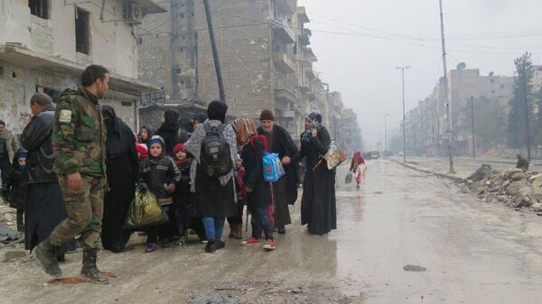 Soldados sirios ayudan a los habitantes de Alepo - Sputnik Mundo