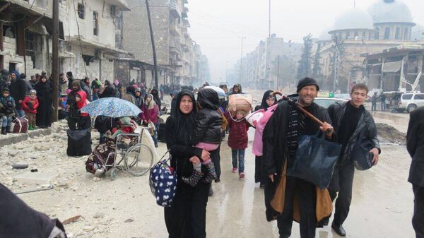 Los habitantes de Alepo tras la llegada de las tropas sirias en la parte oriental de la ciudad - Sputnik Mundo