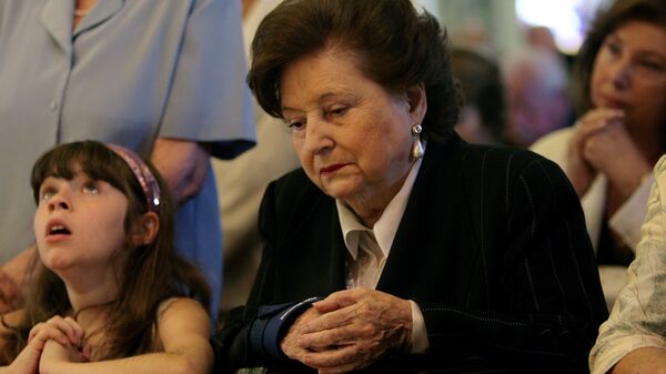 The widow of former Chilean dictator (1973-1990) Augusto Pinochet, Lucia Hiriart (C) hears mass with her grandaughter in the first anniversary of Pinochet's death, at the military church in Santiago - Sputnik Mundo