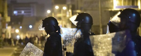 Riot police face protesters after a march against Ecuador's President Rafael Correa on September 17, 2014. At least 15 policemen were injured and several demonstrators arrested during marches both pro and against the government, police reported. - Sputnik Mundo