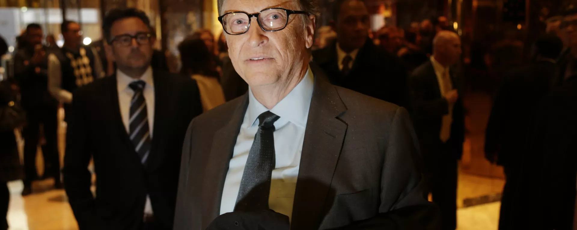 Bill Gates talks to reporters in the lobby of Trump Tower in New York, Tuesday, Dec. 13, 2016 Bill Gates talks to reporters in the lobby of Trump Tower in New York, Tuesday, Dec. 13, 2016 - Sputnik Mundo, 1920, 17.05.2021