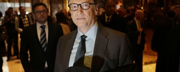 Bill Gates talks to reporters in the lobby of Trump Tower in New York, Tuesday, Dec. 13, 2016 - Sputnik Mundo