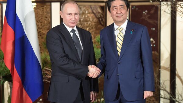 El presidente ruso, Vladímir Putin, y el primer ministro de Japón, Shinzo Abe - Sputnik Mundo