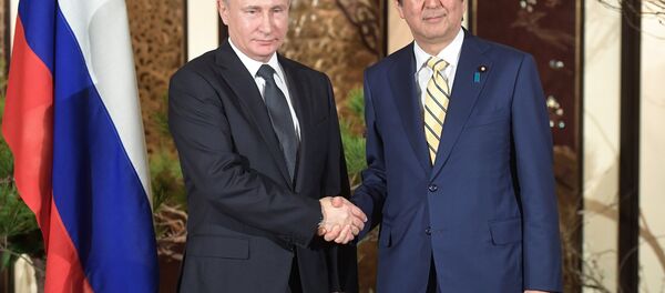 El presidente ruso, Vladímir Putin, y el primer ministro de Japón, Shinzo Abe - Sputnik Mundo