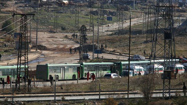 Buses and ambulances wait to evacuate civilians and rebels from eastern Aleppo, Syria December 15, 2016. Buses and ambulances wait to evacuate civilians and rebels from eastern Aleppo, Syria December 15, 2016. - Sputnik Mundo