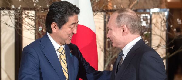 El presidente de Rusia, Vladímir Putin y el primer ministro de Japón, Shinzo Abe El presidente de Rusia, Vladímir Putin y el primer ministro de Japón, Shinzo Abe - Sputnik Mundo
