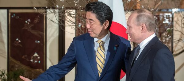 El presidente de Rusia, Vladímir Putin y el primer ministro de Japón, Shinzo Abe - Sputnik Mundo