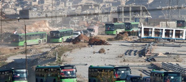 Ambulancias y autobuses evacúan a personas fuera de las zonas de Alepo controladas por los radicales, 15 de diciembre de 2016 - Sputnik Mundo