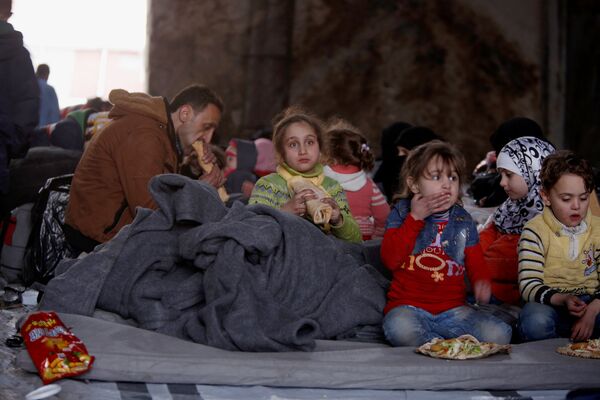 Familias evacuadas de las zonas controladas por los radicales en Alepo en campamentos temporales del barrio de Jibreen, controlado por el Gobierno, 30 de noviembre de 2016 - Sputnik Mundo