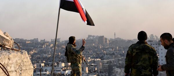 Niño es evacuado con su familia de las zonas de Alepo ocupadas por los radicales - Sputnik Mundo