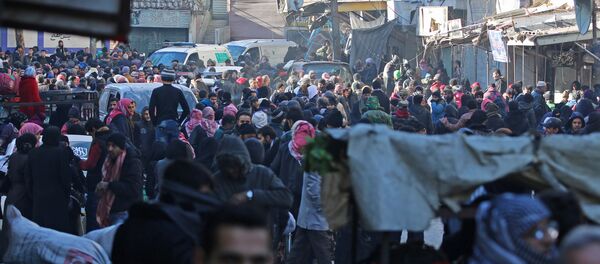 People gather to be evacuated from al-Sukkari rebel-held sector of eastern Aleppo, Syria December - Sputnik Mundo