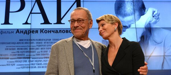 Andréi Konchalovski, cineasta ruso, con su esposa - Sputnik Mundo