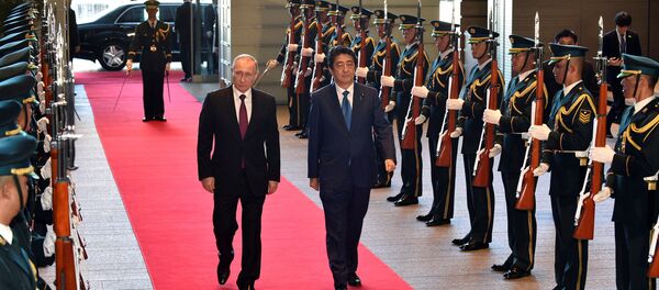 Vladímir Putin, presidente ruso, y Shinzo Abe, primer ministro de Japón - Sputnik Mundo