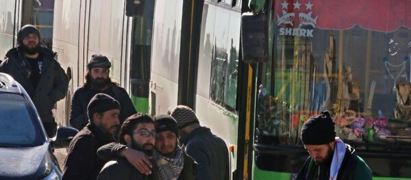 La salida de combatientes y sus familiares de Alepo oriental - Sputnik Mundo