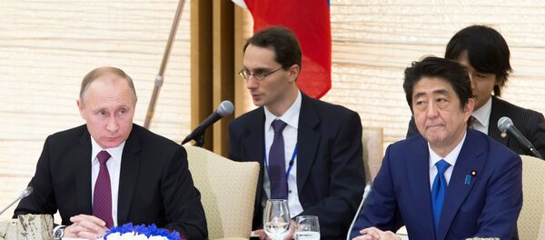 Vladímir Putin, presidente ruso, y Shinzo Abe, primer ministro de Japón - Sputnik Mundo