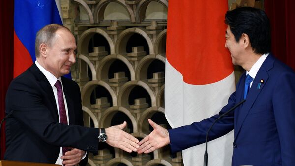 Vladímir Putin, presidente ruso, y Shinzo Abe, primer ministro de Japón - Sputnik Mundo