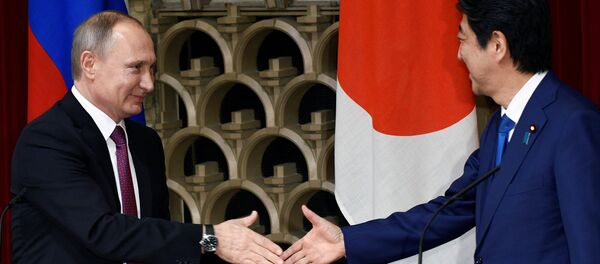 Vladímir Putin, presidente ruso, y Shinzo Abe, primer ministro de Japón - Sputnik Mundo