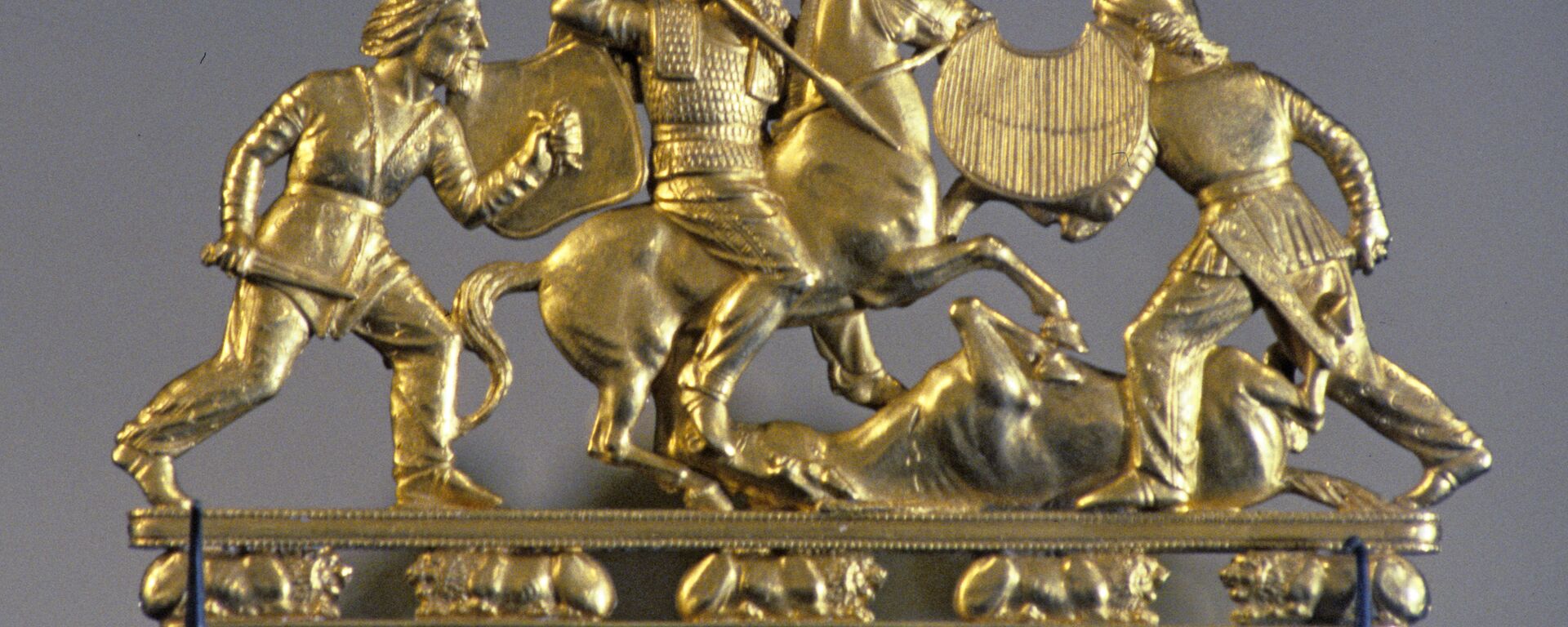 Fragmento de una cresta dorada que representa una escena de batalla (cultura escita) - Sputnik Mundo, 1920, 09.06.2023