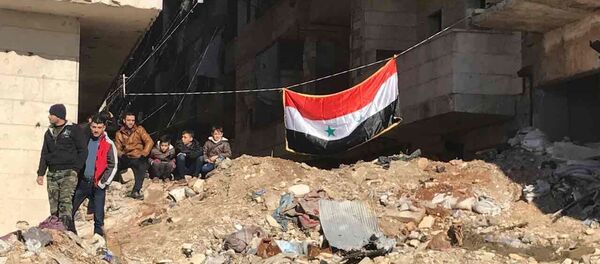 Жители Алеппо после вывода боевиков и членов их семей из восточного Алеппо - Sputnik Mundo