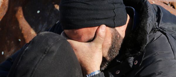 Hombre espera ser avacuado de Alepo, 15 de diciembre de 2016 - Sputnik Mundo