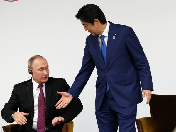 Vladímir Putin, presidente de Rusia, y Shinzo Abe, primer ministro de Japón durante la reunión en Tokio el 16 de diciembre - Sputnik Mundo