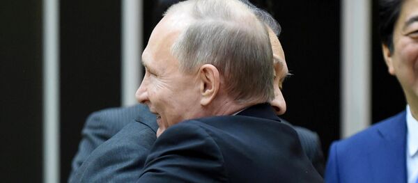 Vladímir Putin, presidente de Rusia, Yoshiro Mori, ex primer ministro de Japón, y Shinzo Abe, primer ministro de Japón durante la reunión en Tokio el 16 de diciembre - Sputnik Mundo