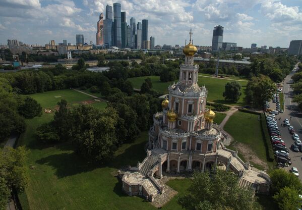 La iglesia de la Intercesión, en Fili, un edificio de estilo Barroco Moscovita, construido entre 1689 y 1694. - Sputnik Mundo