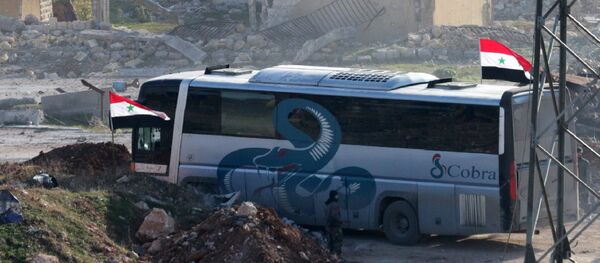 La evacuación de combatientes y sus familiares del este de Alepo - Sputnik Mundo