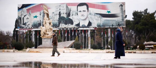 Un cartel con la imagen del presidente sirio, Bashar Asad, en Alepo - Sputnik Mundo