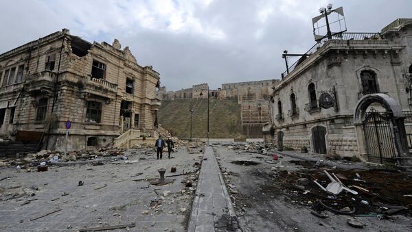 People walk past the old customs buildings (L) and Peoria restaurant (R) near Aleppo's historic citadel, in the government controlled area of the city, Syria December 17, 2016. REUTERS/Omar Sanadiki - Sputnik Mundo