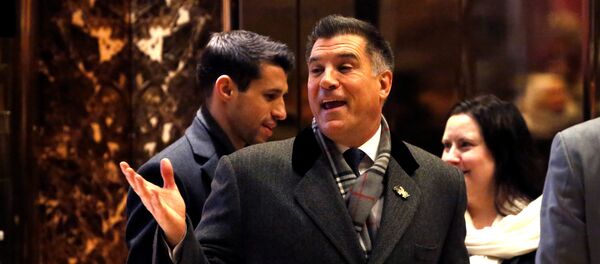 Businessman Vincent Viola enters Trump Tower in Manhattan, New York City, U.S. - Sputnik Mundo