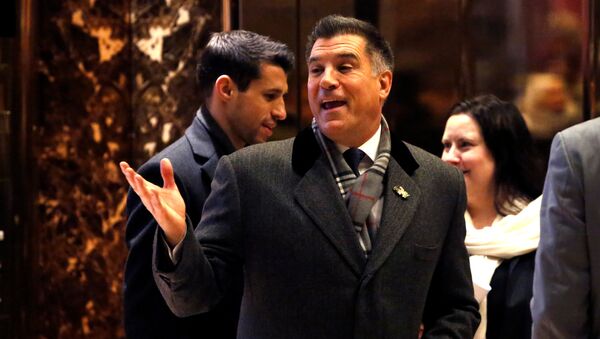 Businessman Vincent Viola enters Trump Tower in Manhattan, New York City, U.S. - Sputnik Mundo