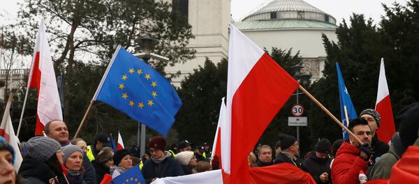 Demonstrators wave Polish and EU flags during a protest outside the Parliament building in Warsaw, Poland, December 17, 2016. REUTERS/Kacper Pempel - Sputnik Mundo