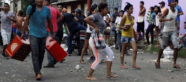 Venezolanos saquendo las tiendas - Sputnik Mundo