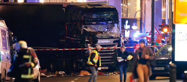 La Policía alemana en el lugar de los hechos después de que un camión embistiera a una multitud en Berlín - Sputnik Mundo