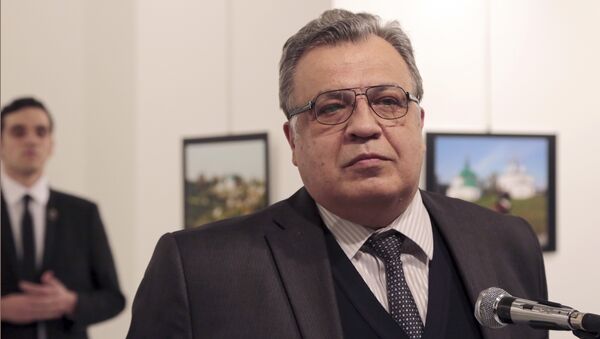 El embajador ruso en Ankara, Andréi Karlov, antes del ataque en el que fue asesinado - Sputnik Mundo