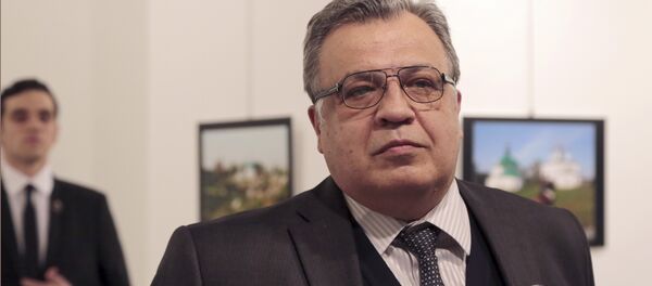 El embajador ruso en Ankara, Andréi Karlov, antes del ataque en el que fue asesinado - Sputnik Mundo