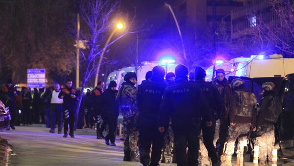 Turkish police officers secure the area close to a photo gallery where the Russian Ambassador to Turkey, Andrei Karlov, was shot by a gunman in Ankara, Turkey. - Sputnik Mundo