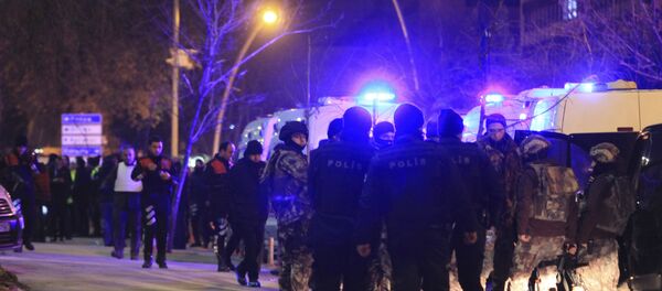 Turkish police officers secure the area close to a photo gallery where the Russian Ambassador to Turkey, Andrei Karlov, was shot by a gunman in Ankara, Turkey. - Sputnik Mundo
