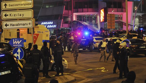 Los oficiales de la policía turca acordonan el área del asesinato del embajador ruso en Ankara - Sputnik Mundo