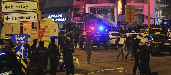 Los oficiales de la policía turca acordonan el área del asesinato del embajador ruso en Ankara - Sputnik Mundo