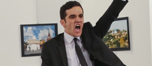 Вооруженный мужчина рядом с телом российского посла в Турции Андрея Карлова в галерее Анкары - Sputnik Mundo