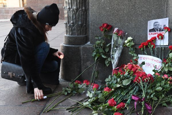 Moscovitas dejan flores y velas al Ministerio de Asuntos Exteriores de Rusia para rendir homenaje al embajador Kárlov - Sputnik Mundo