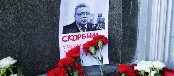Moscovitas llevan flores y velas al Ministerio de Asuntos Exteriores de Rusia para rendir homenaje al embajador Kárlov Moscovitas llevan flores y velas al Ministerio de Asuntos Exteriores de Rusia para rendir homenaje al embajador Kárlov - Sputnik Mundo