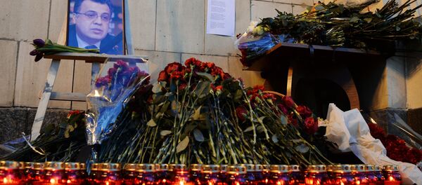 Flores y velas cerca del Ministerio de Exteriores de Rusia en Moscú - Sputnik Mundo