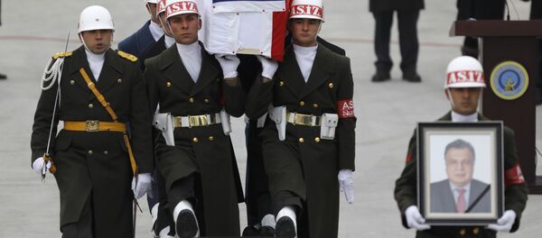 El ataúd con el cuerpo de Andréi Kárlov en el aeropuerto de Ankara - Sputnik Mundo